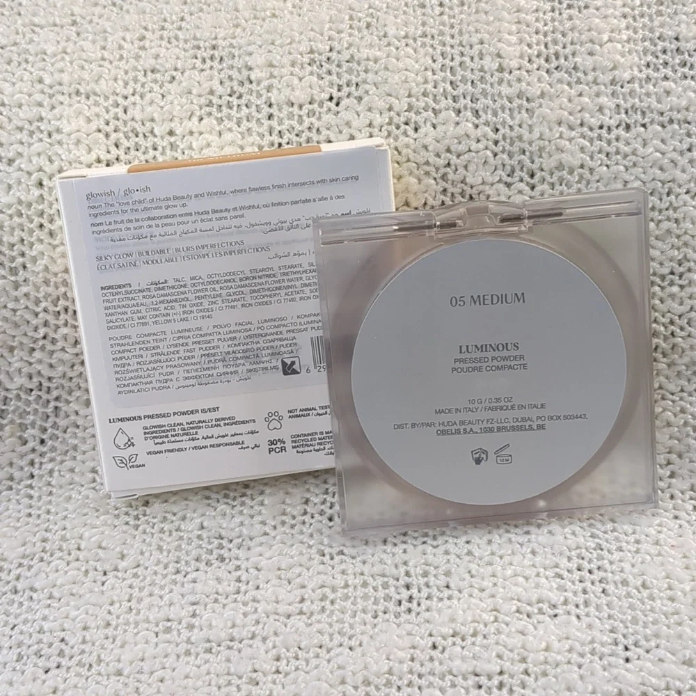 HUDA BEAUTY GloWish Luminous Pressed Powder in 05 MEDIUM, 10g/0.35oz
